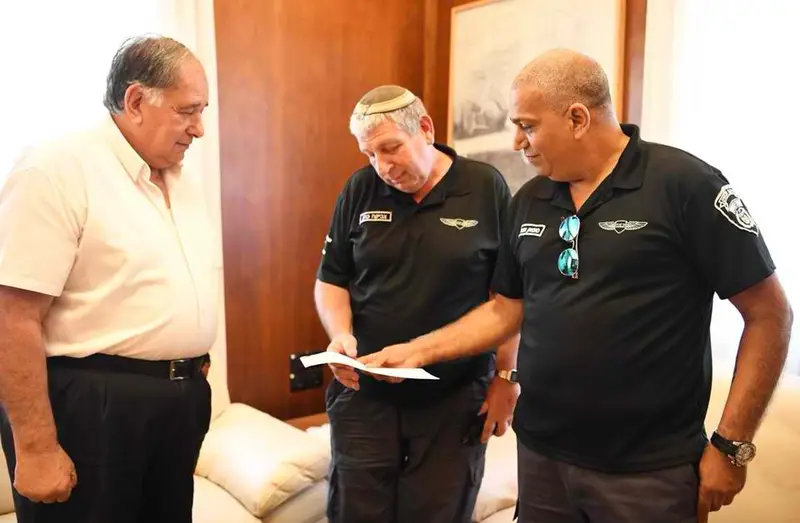 הפקחים בפגישתם עם ראש עיריית חיפה יונה יהב