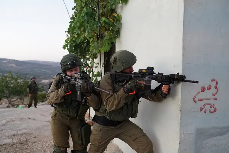 לוחמים ליד בית המחבל
