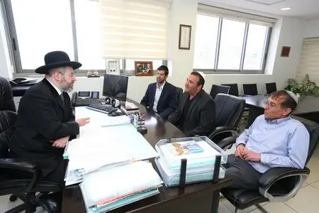 מנכ"ל משותף בחברת 'אלדן', מר מומי דהן, מנהל אזור ירושלים, מר אבי חדד, ומנהל סניף קינג דויד, מר דויד שוראקי, במעמד מכירת חמץ אצל הרה"ר הגאון רבי דוד לאו שליט"א
