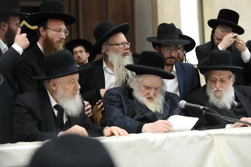 בדרשה, מימין הגר''ש קוק ומשמאל הגרא''י קוק (2)