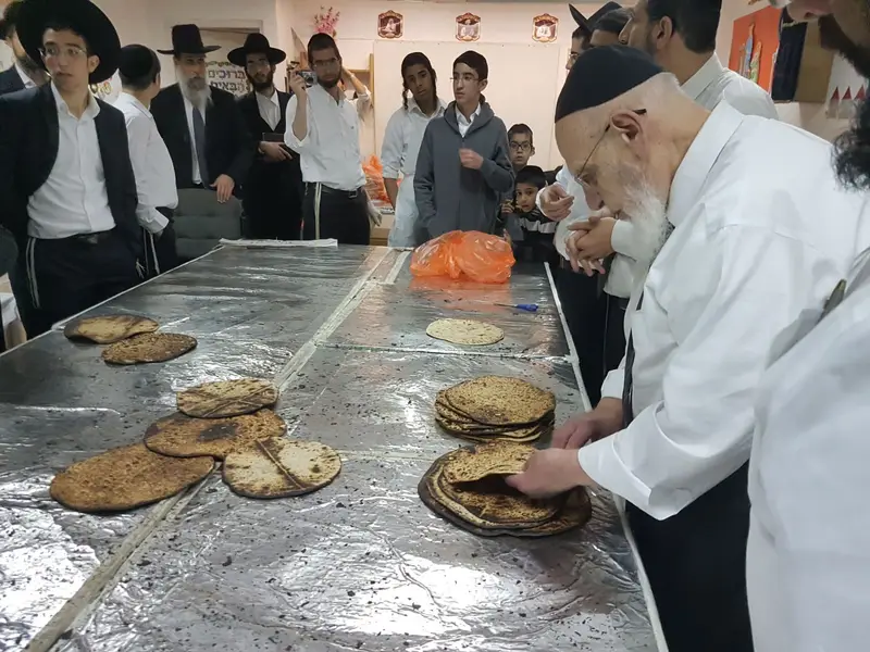 חכם שלום כהן באפיית מצות תשעח (2)