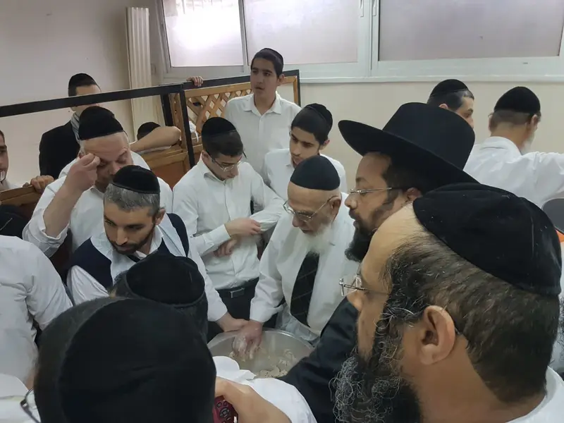 חכם שלום כהן באפיית מצות תשעח (5)