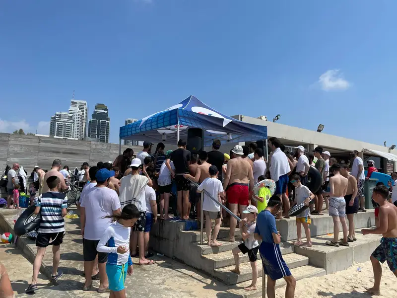 חוף בת ים שניים על הגל. צילום: בצלאל קאהן
