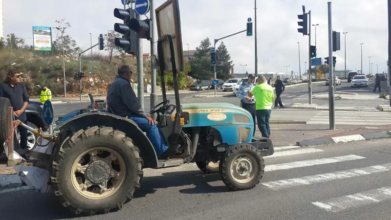 טרקטורים צילום מדברים תקשורת