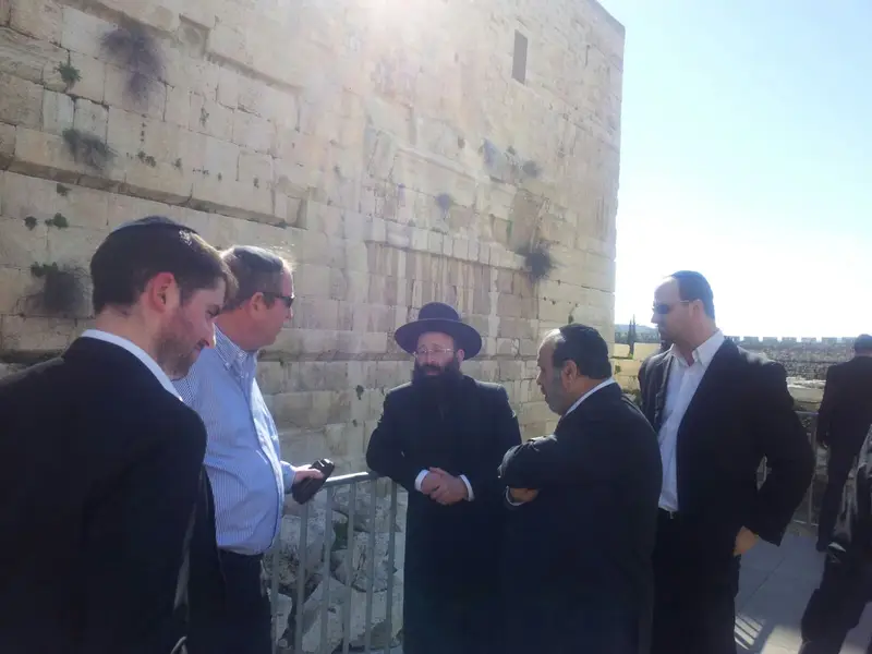 אזולאי ורבינוביץ בכותל (3)