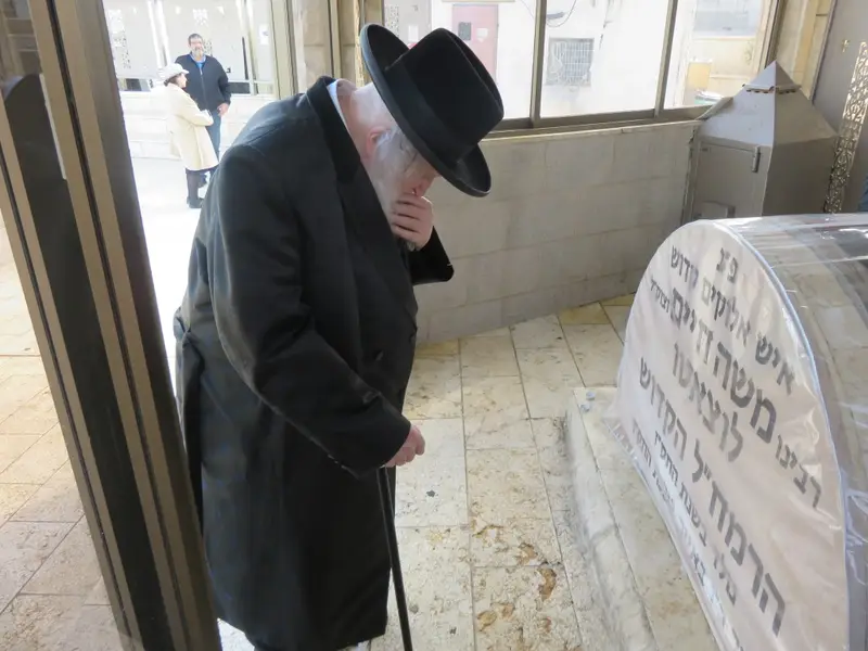 בתפילה בקבר הרמחל