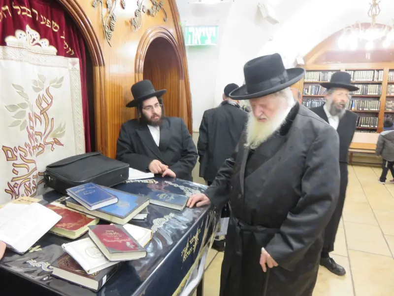בתפילה בקבר רשבי במירון