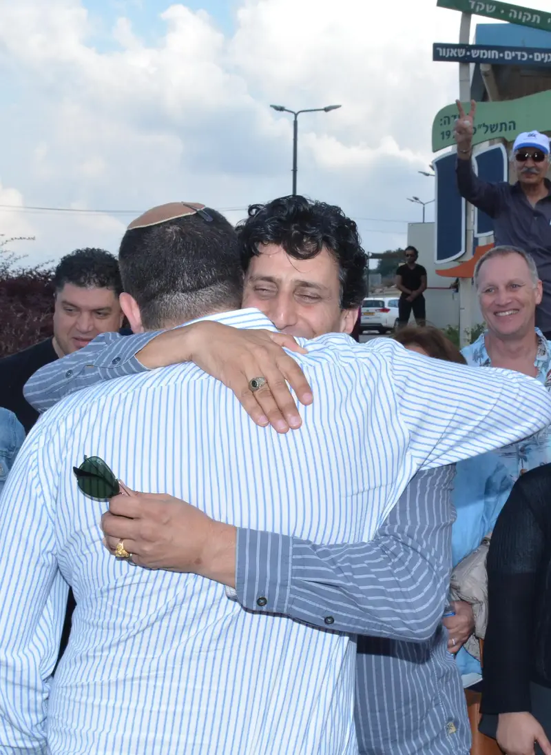 הגולים האיראנים מתחבקים עם ראש מועצת שומרון יוסי דגן