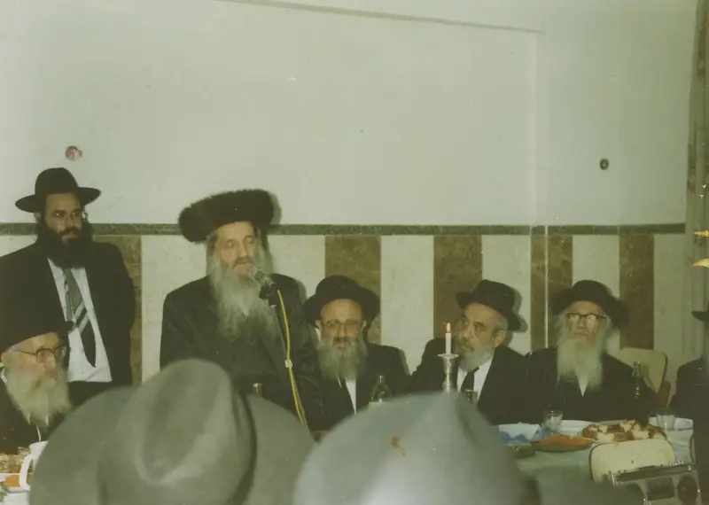 עם מרנן הגרמ''י ליפקוביץ הגרש''ש קרליץ הגרב''צ אבא שאול ויבדלחט''א מרן ראש ישיבת פוניבז הגרב''ד פוברסקי שליט''א