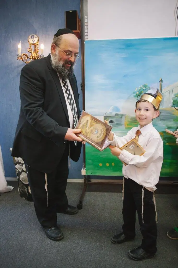 ראש ישיבה הרב אבנר כהן מעניק סידור (1)