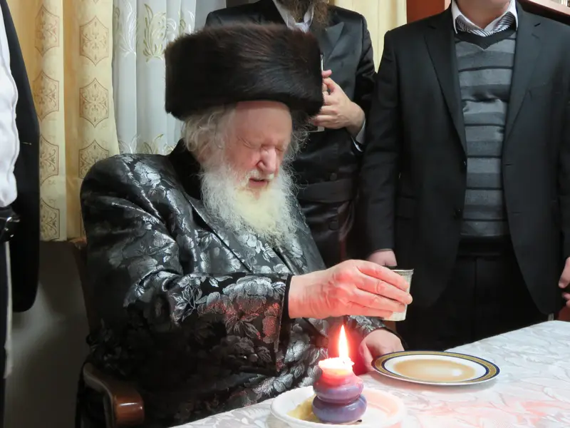 רבי משה שטרנבוך צילום ברוך יערי בהבדלה במוצאי רבי משה שבת (2)