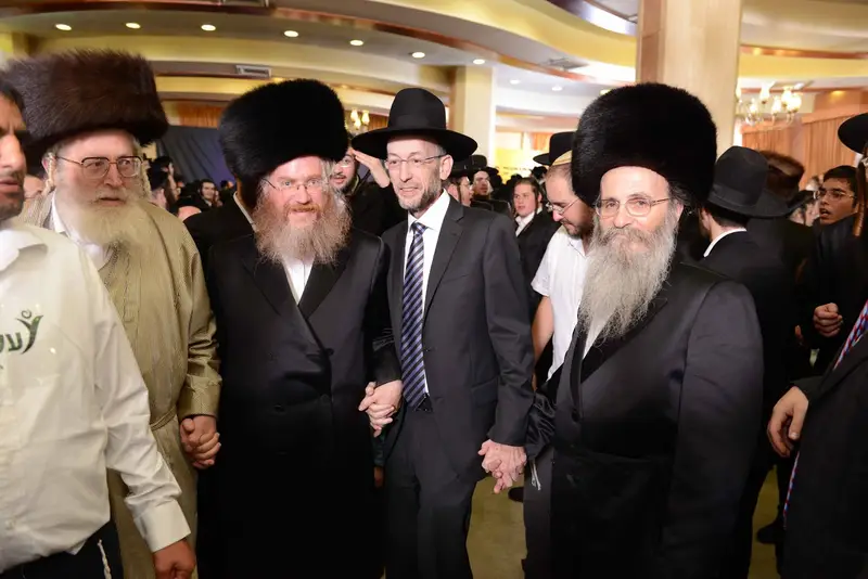 חבר הכנסת אורי מקלב בריקודים