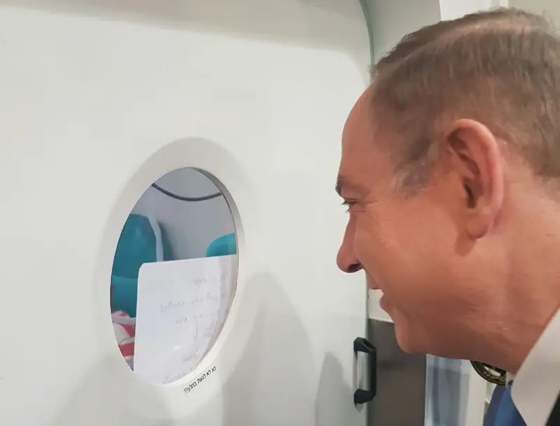 "העם אתך" | ביבי מביט בדף שהוצמד לחלון