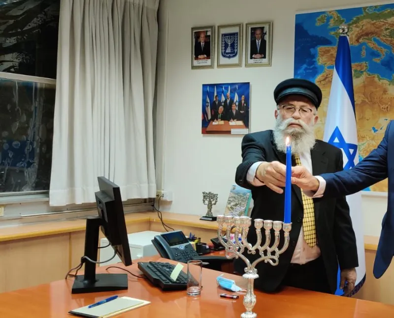 שר המודיעין אלי כהן בהדלקה עם העסקן הרב יעקב גלויברמן