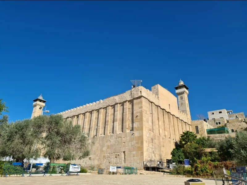 על גג מהרת המכפלה בחברון
