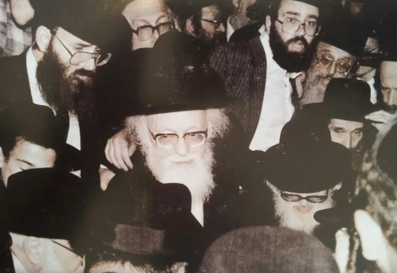 מרן הגרי"ש אלישיב מגיע לכינוס של דגל התורה עם מרן הגרא"מ שך