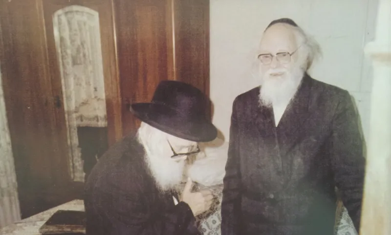 מרן הרב שך בביקור אצל מרן הגרי"ש אלישיב