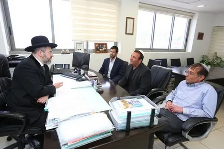 מנכ"ל משותף בחברת 'אלדן', מר מומי דהן, מנהל אזור ירושלים, מר אבי חדד, ומנהל סניף קינג דויד, מר דויד שוראקי, במעמד מכירת חמץ אצל  הרה"ר הגאון רבי דוד לאו שליט"א
