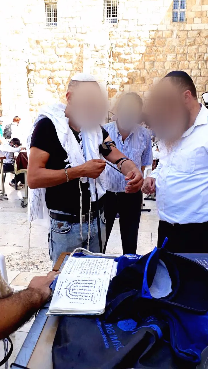 א מניח תפילין