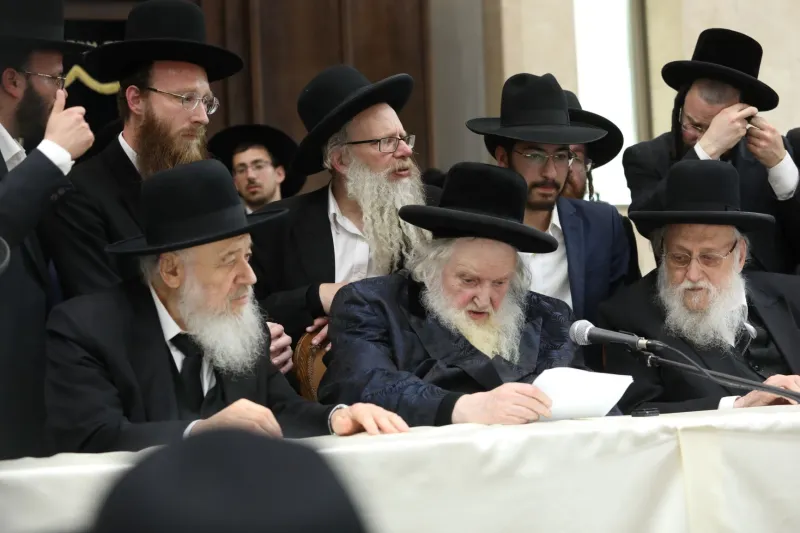 בדרשה, מימין הגר''ש קוק ומשמאל הגרא''י קוק (2)