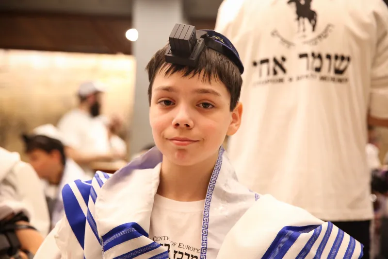 בתפילה עם טלית ותפילין