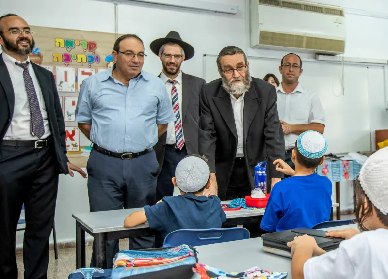 ח"כ משה גפני וראש עיריית לציון בבית הספר שובו