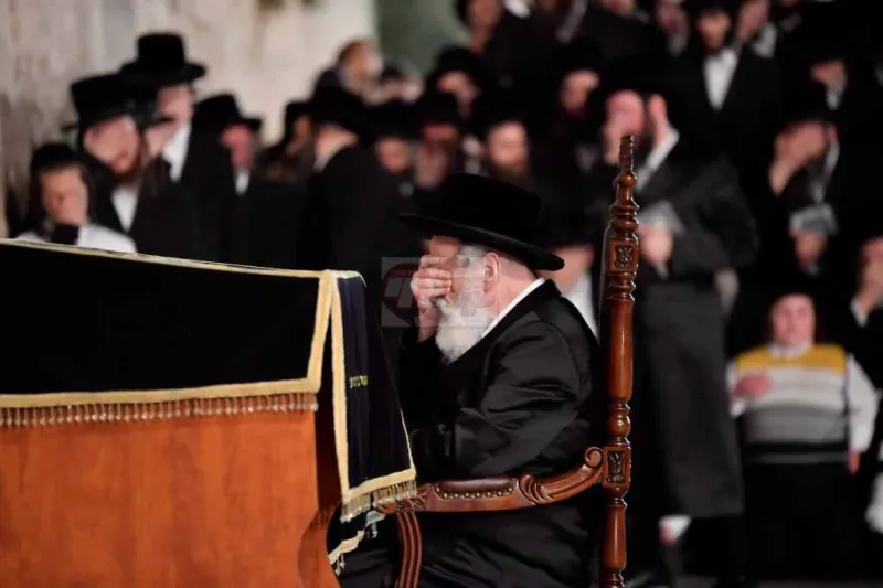 האדמו''ר מויז'ניץ בכותל צילום יהושע פרוכטר (1)