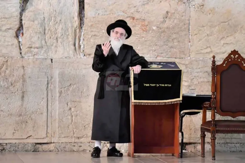האדמו''ר מויז'ניץ בכותל צילום יהושע פרוכטר (10)