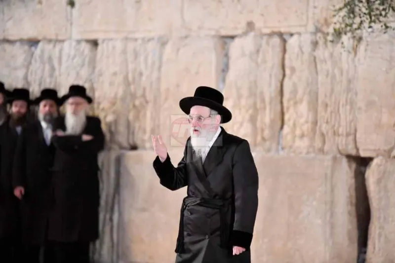 האדמו''ר מויז'ניץ בכותל צילום יהושע פרוכטר (12)