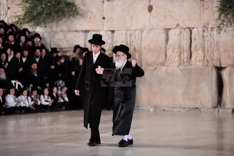האדמו''ר מויז'ניץ בכותל צילום יהושע פרוכטר (14)