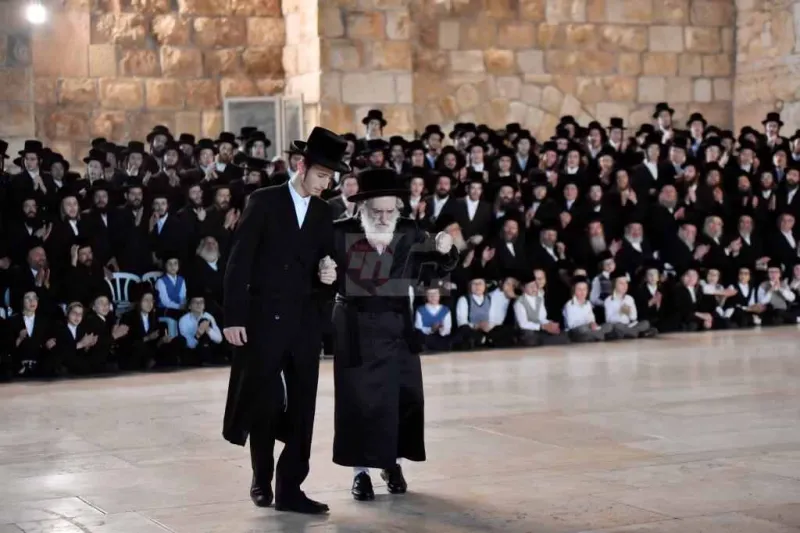 האדמו''ר מויז'ניץ בכותל צילום יהושע פרוכטר (15)