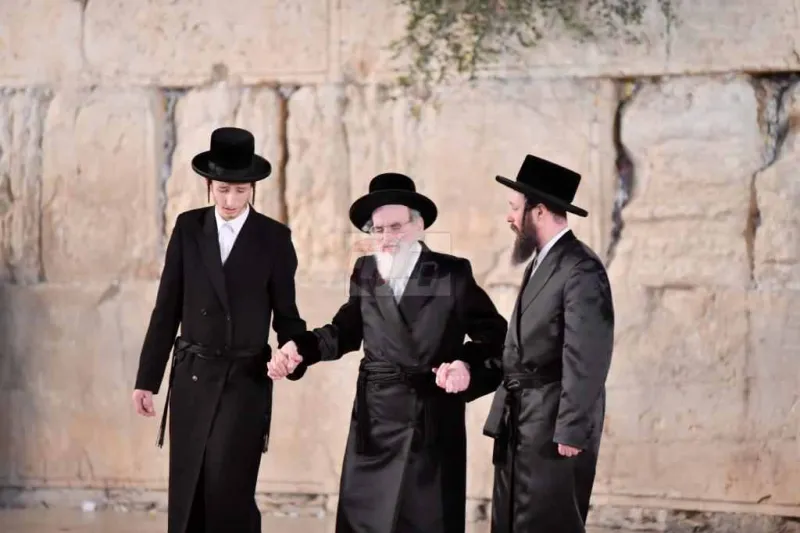 האדמו''ר מויז'ניץ בכותל צילום יהושע פרוכטר (16)