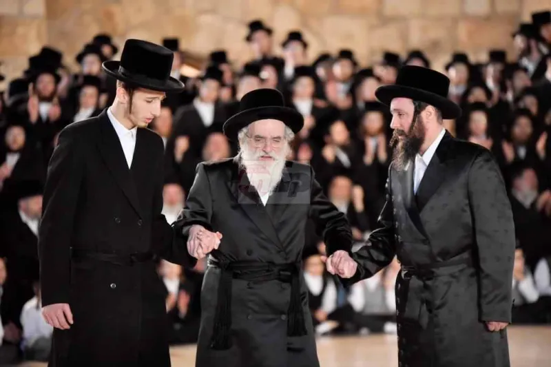 האדמו''ר מויז'ניץ בכותל צילום יהושע פרוכטר (17)