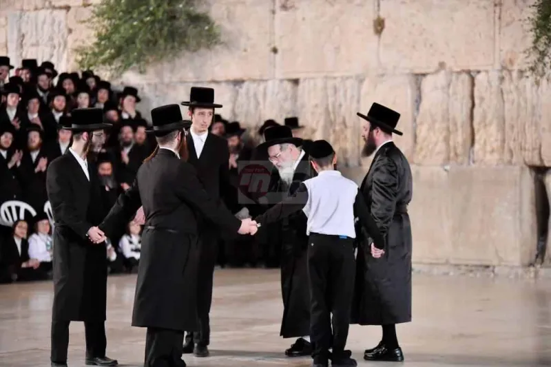 האדמו''ר מויז'ניץ בכותל צילום יהושע פרוכטר (18)