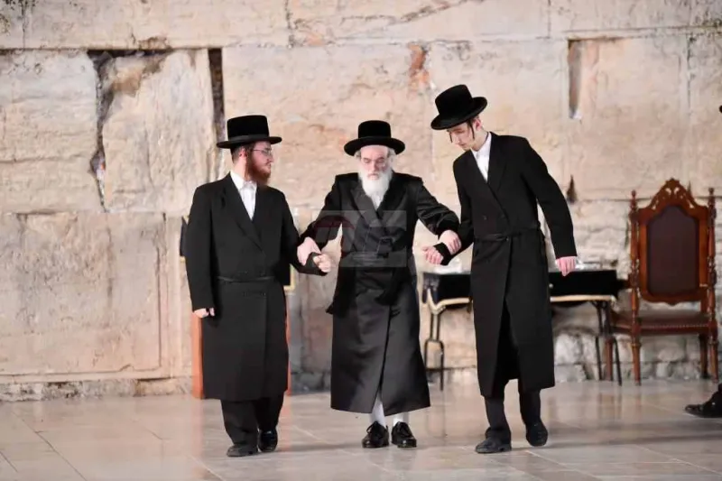 האדמו''ר מויז'ניץ בכותל צילום יהושע פרוכטר (20)