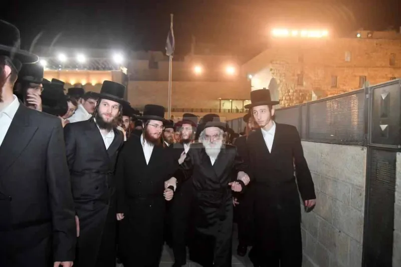 האדמו''ר מויז'ניץ בכותל צילום יהושע פרוכטר (22)