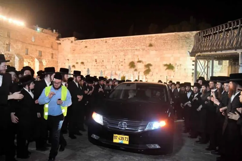 האדמו''ר מויז'ניץ בכותל צילום יהושע פרוכטר (23)
