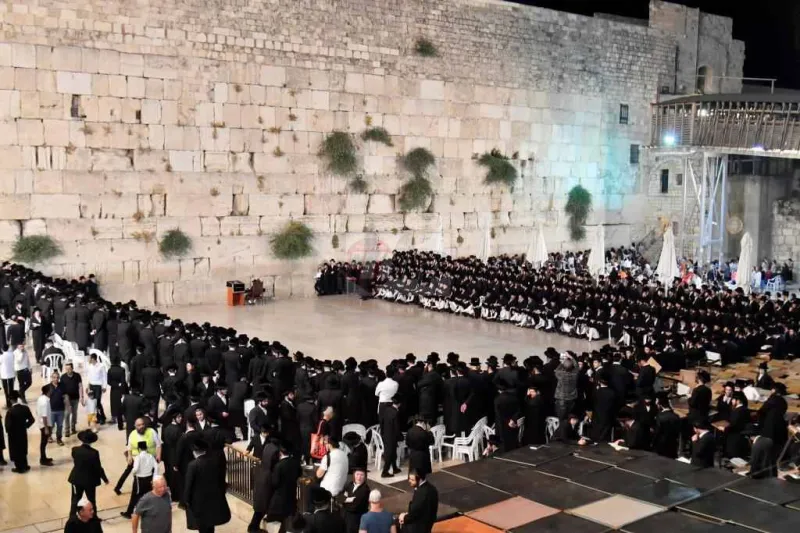 האדמו''ר מויז'ניץ בכותל צילום יהושע פרוכטר (7)