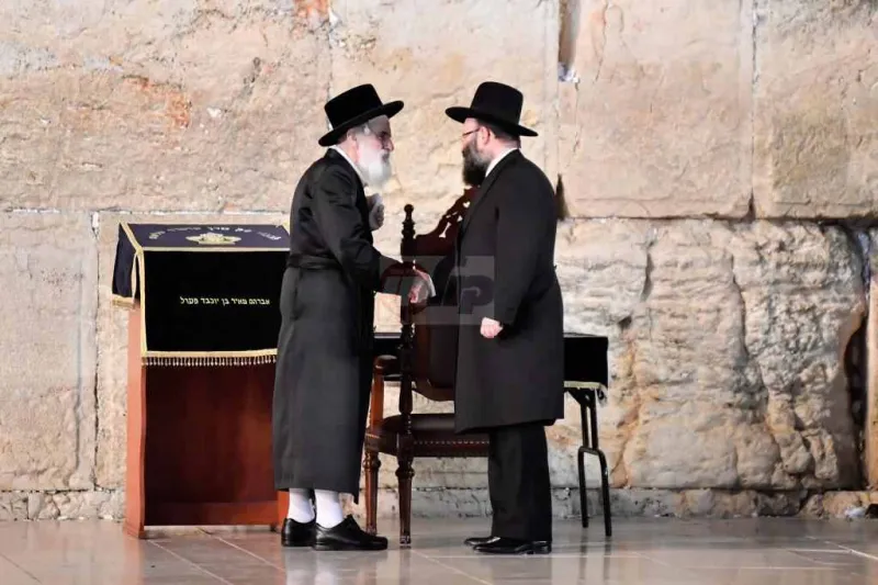האדמו''ר מויז'ניץ בכותל צילום יהושע פרוכטר (9)