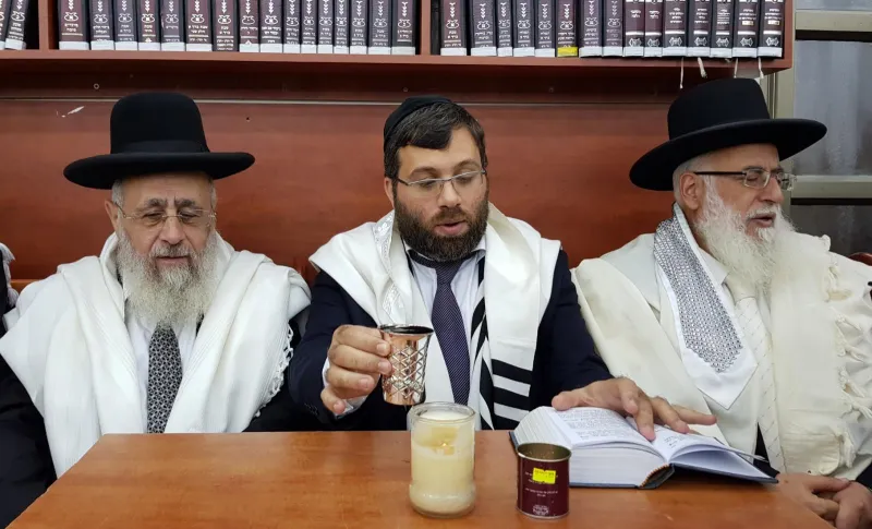 הבדלה הרב יצחק יוסף ובנו