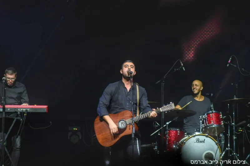 הופעה ישי ריבו אסרו חג צילום אריה לייב אברמס' (3)