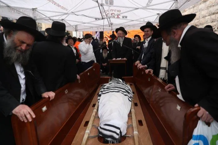הלווית הרב אויערבאך 03