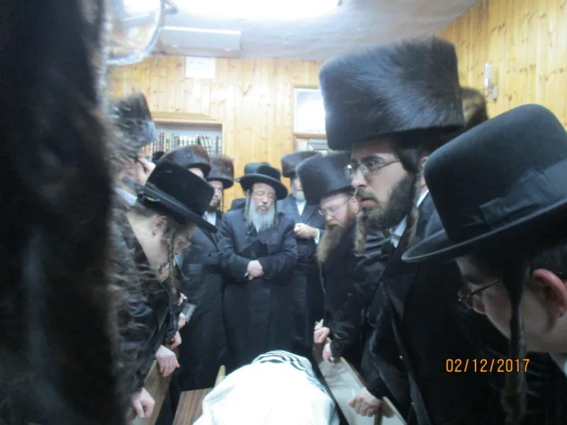 הלווית הרב יצחק גודלמן זצל מזוויעהל 02
