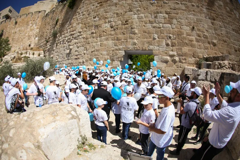 הפרחת בלונים לפני הכניסה לכותל