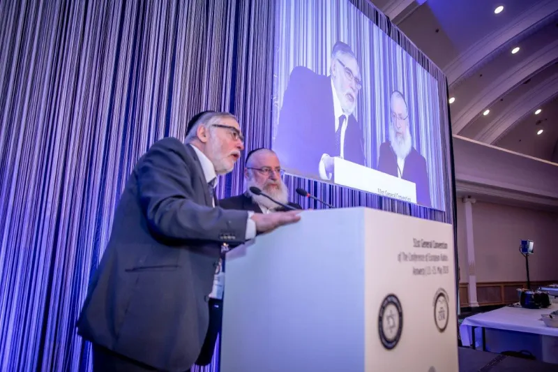 הרב אברהם גיגי עם גאבד גרכי תורה הגרא וויס בכינוס הועידה באנטוורפן