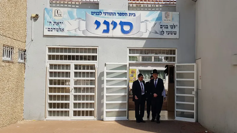 הרב מקלב בבית הספר סיני ביבנה