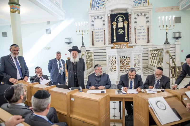 הרב נתן קאהן נושא דברים בפני הועדה המתמדת צילום אלי איטקין