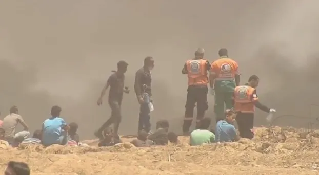 חובש עוזר למפגין
