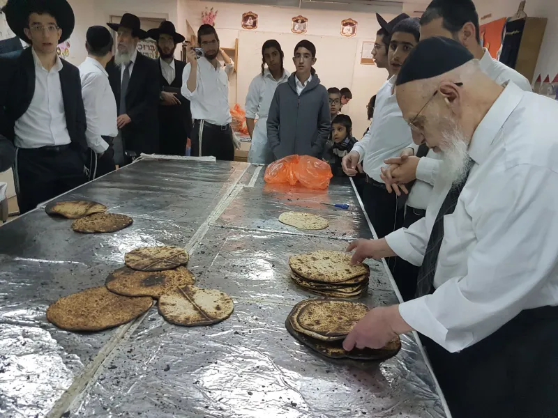 חכם שלום כהן באפיית מצות תשעח (1)