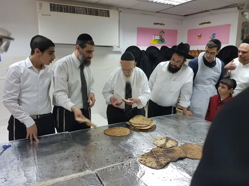 חכם שלום כהן באפיית מצות תשעח (3)